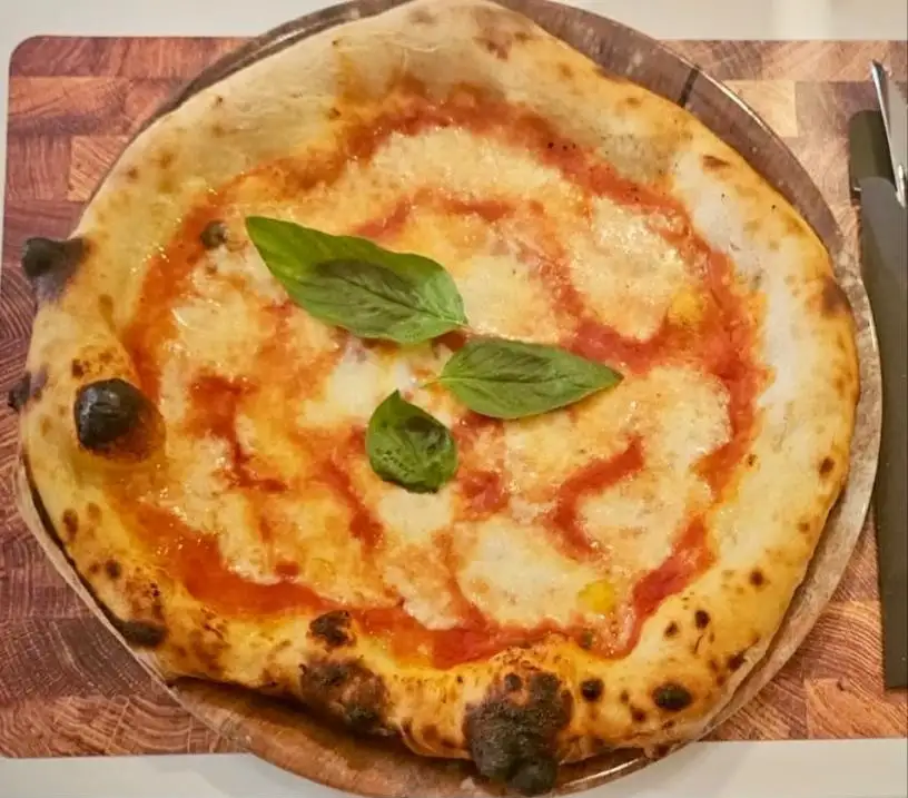 Pizza margarita sa sirom i bosiljkom